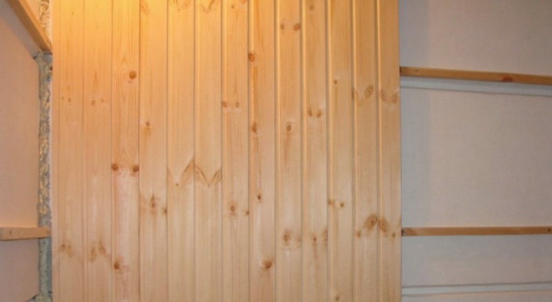 Painéis de madeira na parede com uma caixa