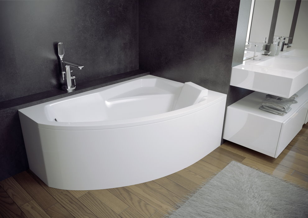 Hvit badeskål i et rom med grå vegger