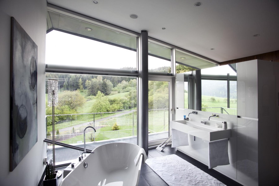 Panoramisch raam in de badkamer van een landhuis