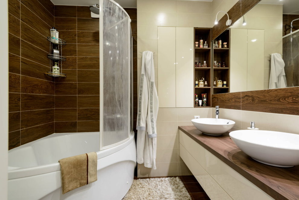 Dalawang sink sa isang modernong banyo ng estilo