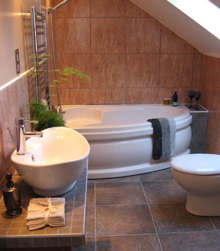 Asymetrický liatinový kúpeľ v podkroví súkromného domu