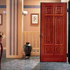 uși de intrare în interiorul apartamentului