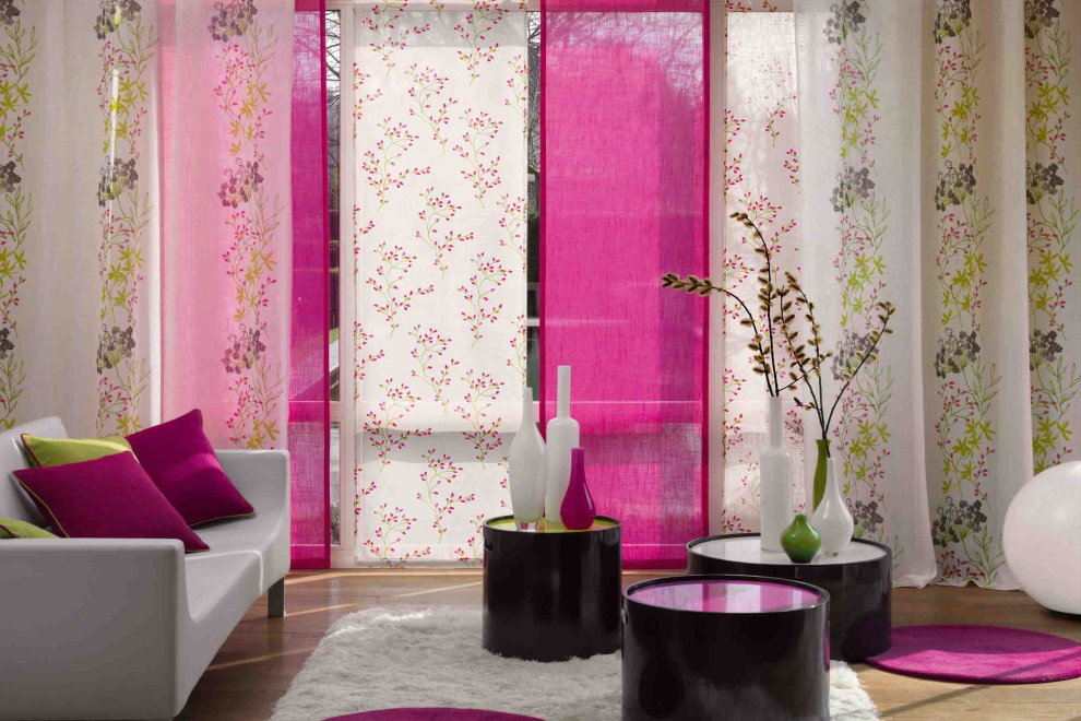 Pintures multicolors de cortines japoneses a la finestra panoràmica del saló