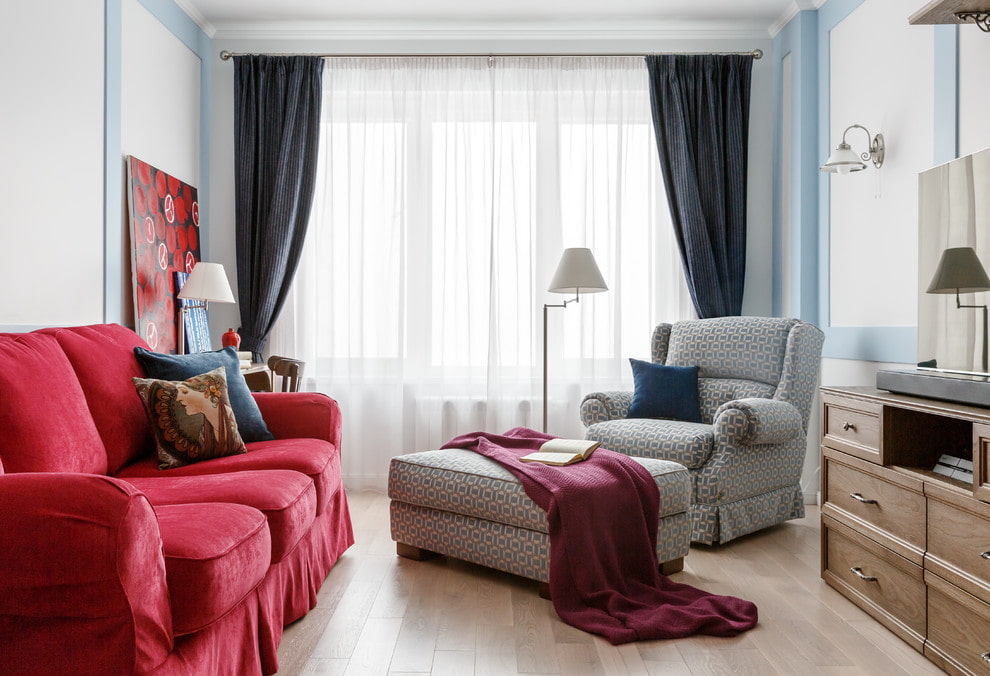 Sarkans dīvāns neoklasicisma stila viesistabā