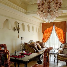 interiér izby v orientálnom štýle dekor