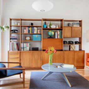 Enkle møbler i stuen
