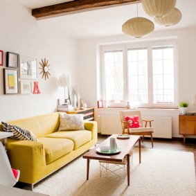 Sárga kanapé egy szobában, fa gerendákkal
