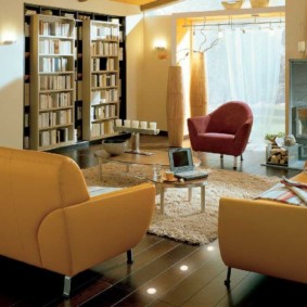 Kožené stoličky v obývacej izbe s knihami