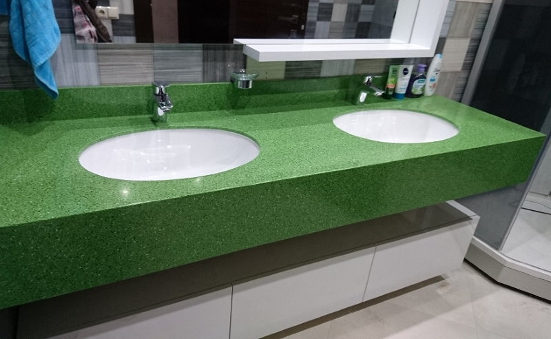 Zelená pracovní deska v koupelně se dvěma umyvadly