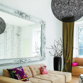 zrkadlá v interiéri dizajnu obývacej izby
