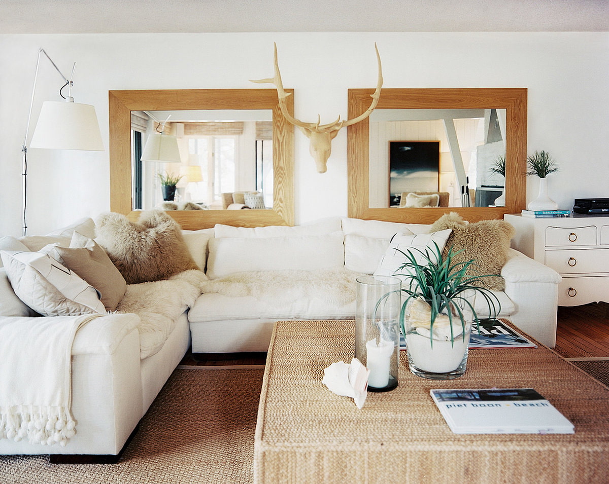 zrkadlá v interiéri obývacej izby v drevených rámoch
