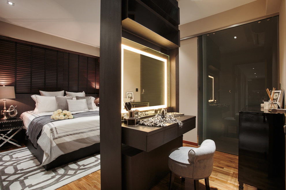 Meja persalinan dengan cermin di dalam bilik tidur gaya moden