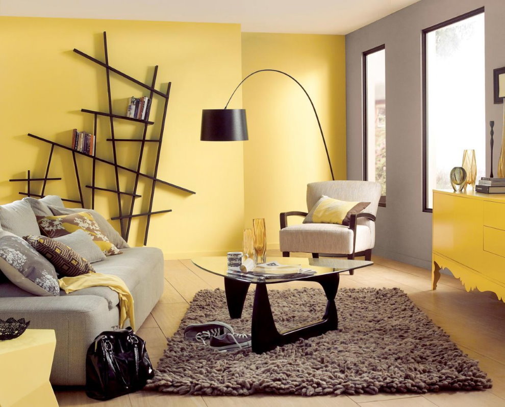 Scaffali personalizzati sul muro giallo del soggiorno