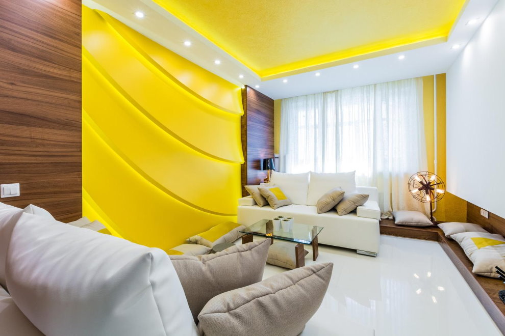 Luci gialle sul soffitto teso del soggiorno