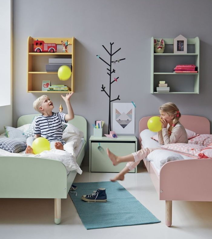 Különböző színű ágyak az óvoda heteroszexuális gyermekek számára