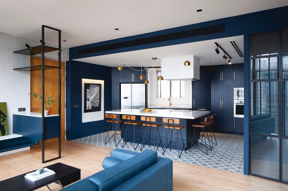 Zila krāsa virtuves-viesistabas interjerā