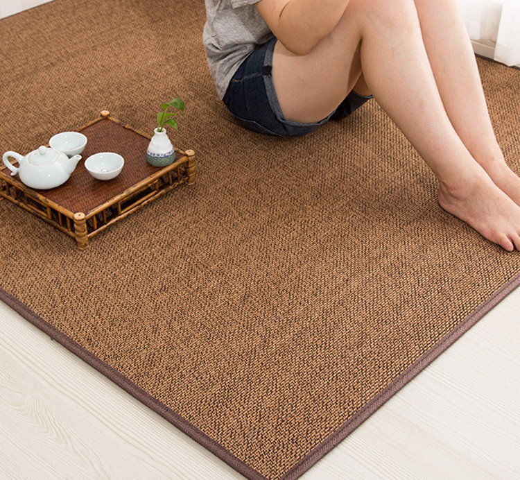 Bambusz szőnyeg a szoba padlóján a lány számára