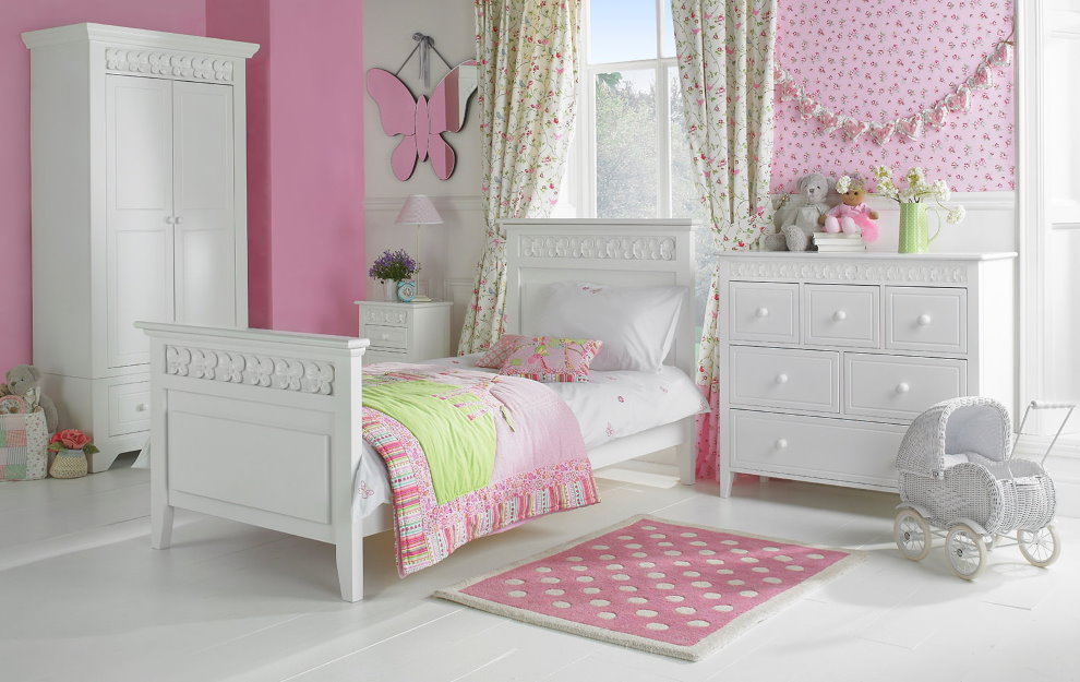 Mobilier albicios într-o cameră cu pereți roz