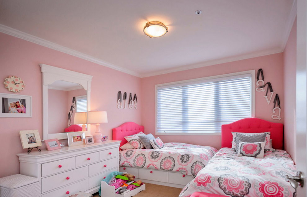 Plafonul din gips-carton în camera fetelor cu pereți roz