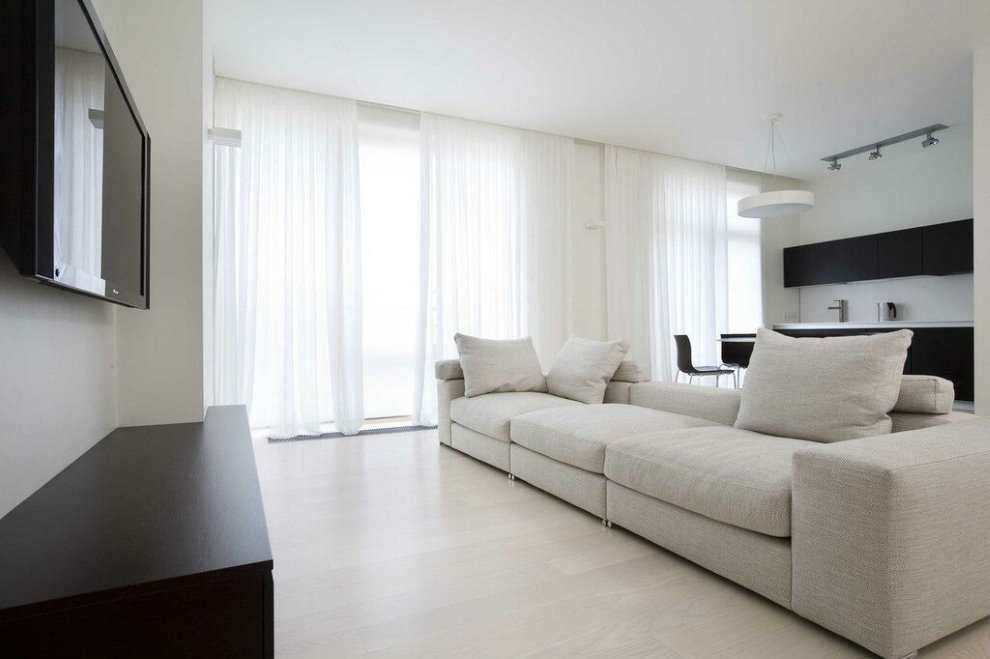 Fehér függöny egy modern stílusú szobában.