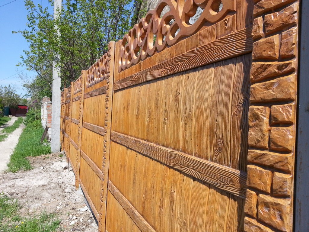 Versterkte betonnen omheining onder een natuurlijke boom