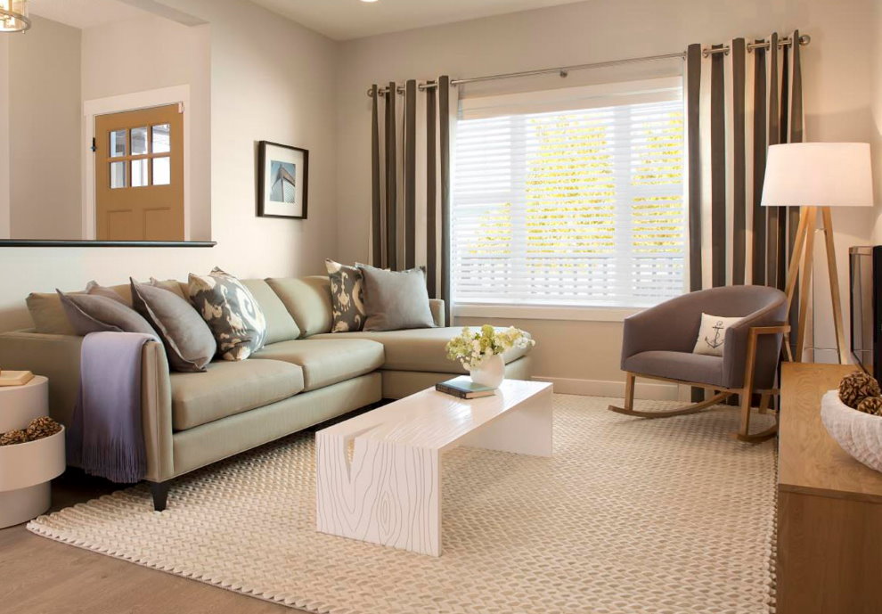 Svetlý béžový koberec v obývacej izbe súkromného domu