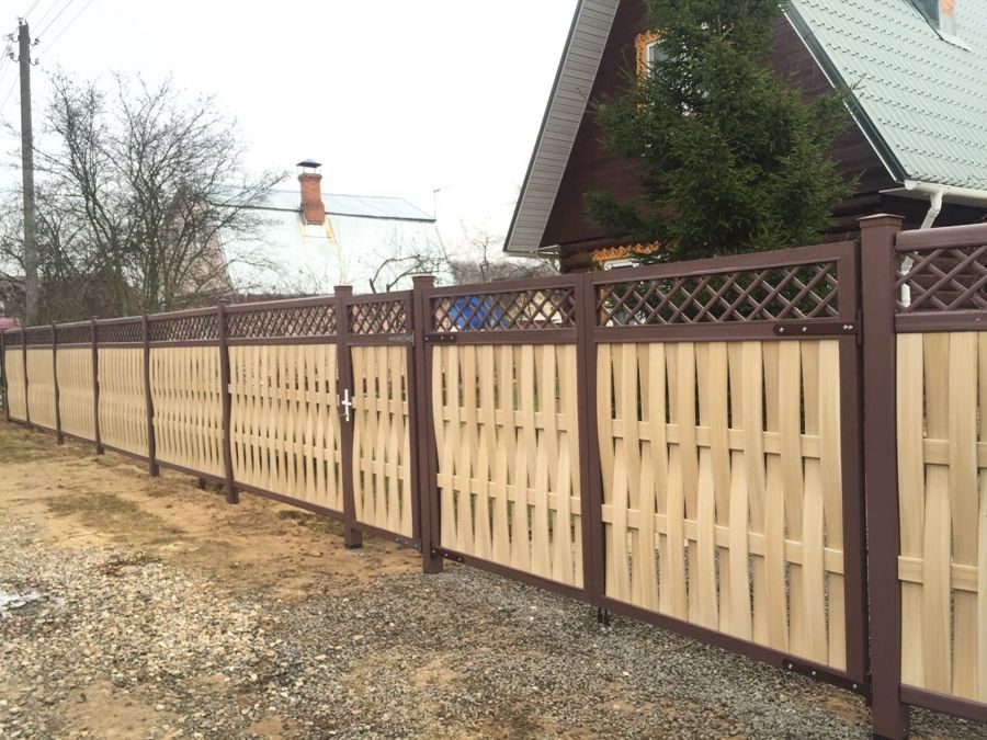 Kahverengi ve bej PVC çit