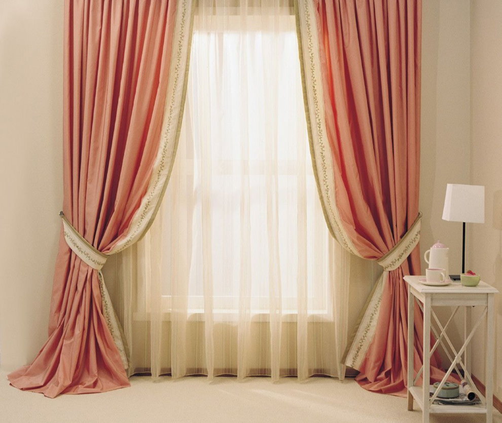 Rózsaszín és bézs függönyök egy modern nappali