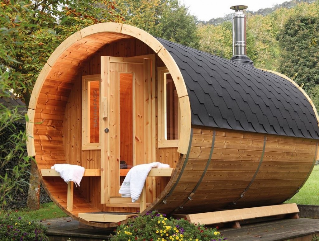 Banheira de madeira em forma de barril