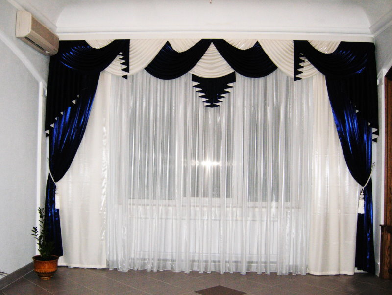 Interiorul holului cu lambrequin alb-negru