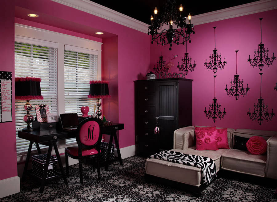 Zwart meubilair in een kamer met donkerroze behang