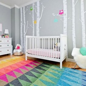 Světlý koberec na podlaze dětské ložnice