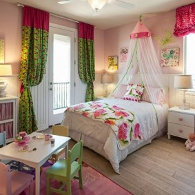 Perdele colorate în dormitorul copiilor