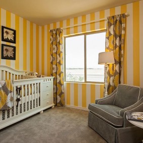 Striped wallpaper in a baby bedroom