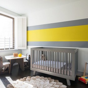 Dzeltenas svītras mazuļa istabā