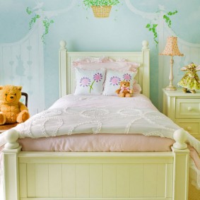 Giường gỗ màu be