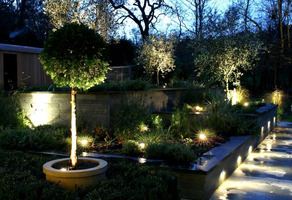 Dekorativ belysning av hagen