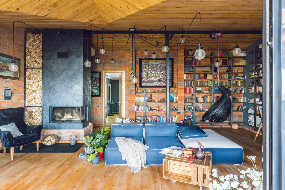 Podea din lemn ușor într-o cameră în stil mansardă