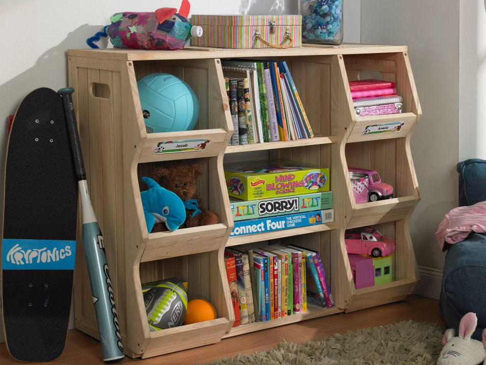 Bibliothèque basse en bois dans une chambre d'enfant