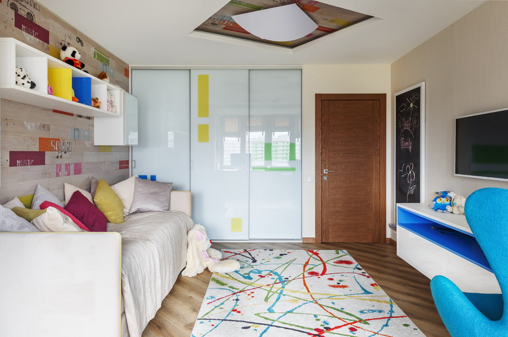 Dulap glisant cu uși de sticlă într-o cameră pentru copii
