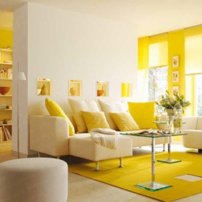 Dzīvojamās istabas interjers dzeltenā krāsā