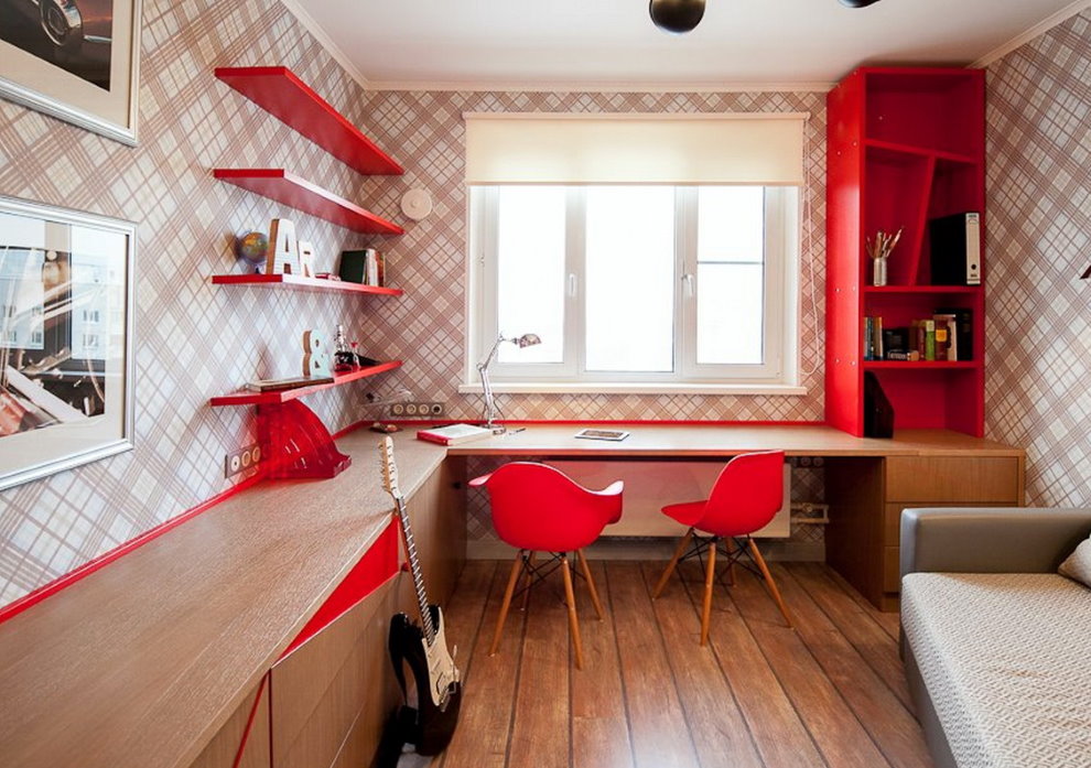 Røde stoler foran et skrivebord i et tenårings rom