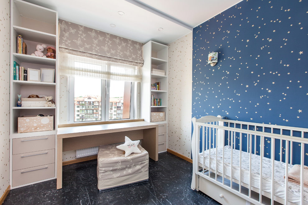 Baby nursery interior na may double roman na kurtina