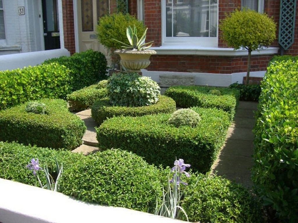 Paleisstijl in een klein vierkant tuinlandschap