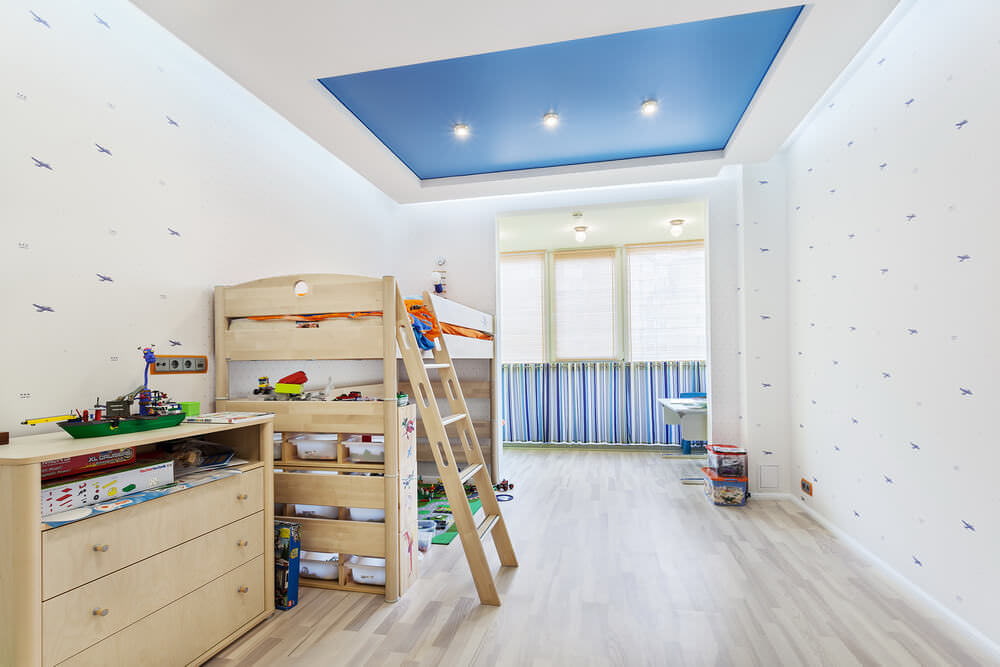 Modrý strečový strop v chlapcově pokoji