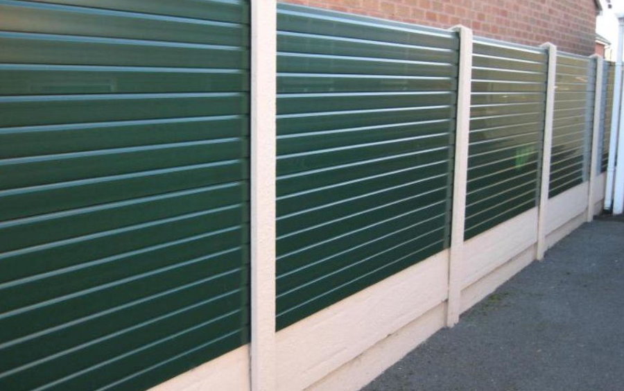 Beyaz plastik direklerde yeşil PVC paneller