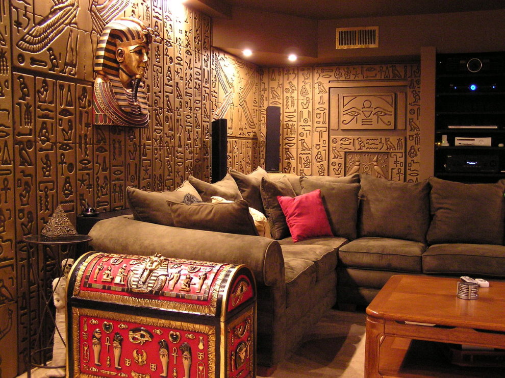 Staroegyptské hieroglyfy na stene obývacej izby