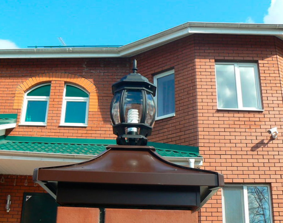 Lampa de grădină pe un stâlp de cărămidă