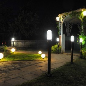 Iluminação noturna no jardim de uma casa particular