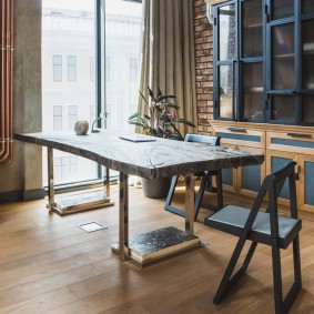 Loft stílusú asztal ablakból a padlóhoz